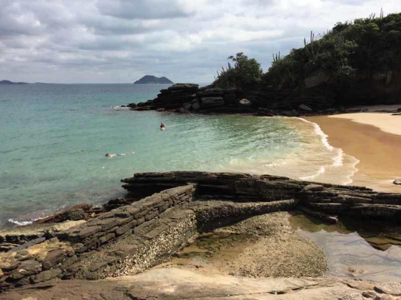 Praia da Azedinha e as rochas que viram piscina na maré cheia 