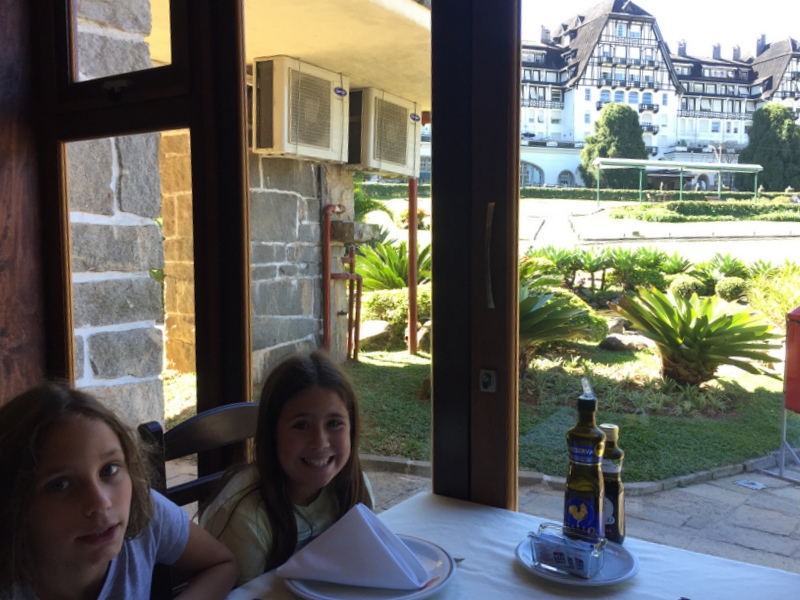 almoçando com a linda vista do Quitandinha 