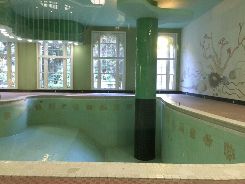 a piscina em formato de piano de cauda do Palácio Quitandinha