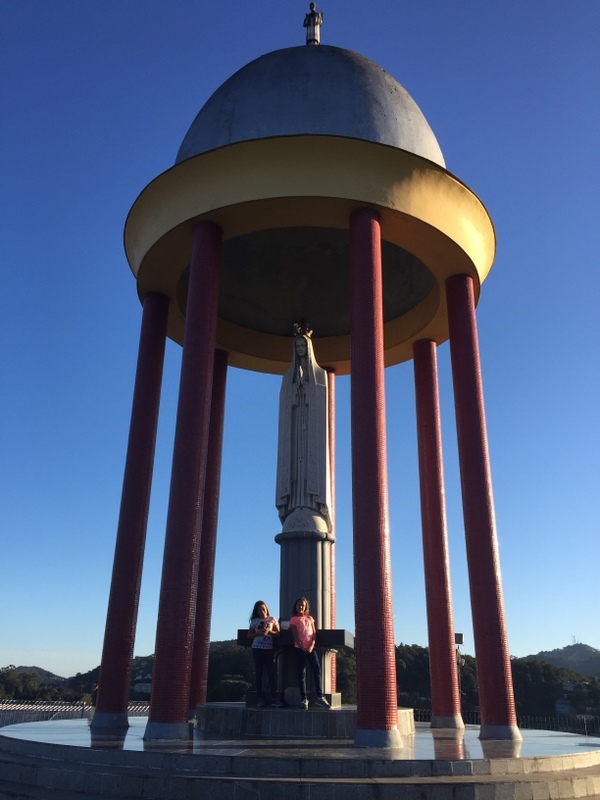 Trono de Fátima. O Pôr do sol é atrás dele, nas montanhas 