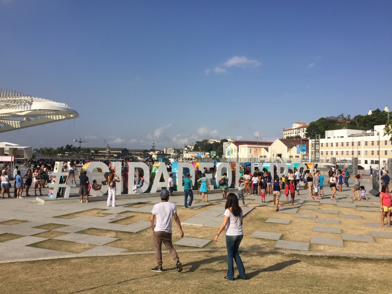 Boulevard Olímpico com a escultura #CidadeOlimpica e um pedacinho do Museu do Amanhã
