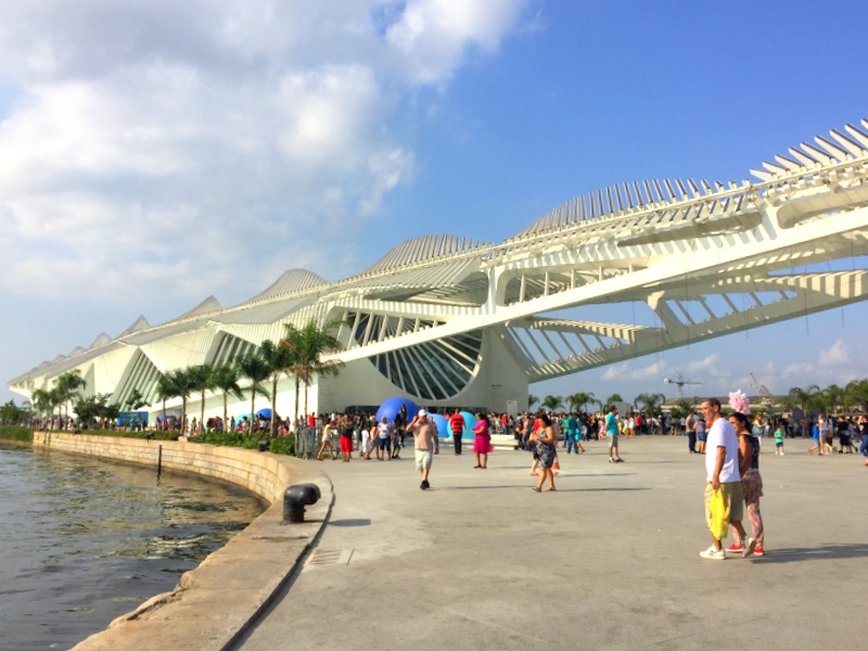 Museu do Amanhã à beira da Baía de Guanabara