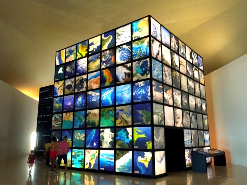 um dos cubos da segunda parte da exposição principal do Museu do Amanhã