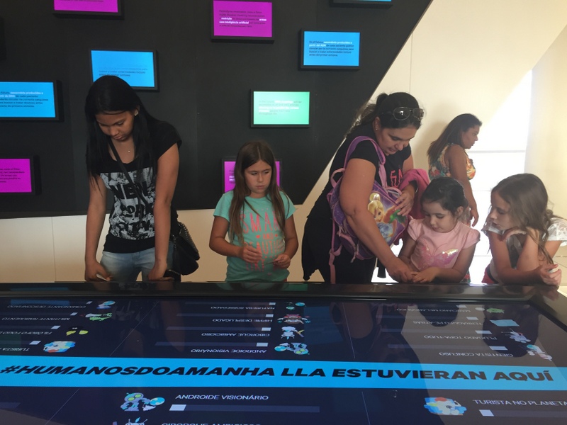 menina no "Amanhã" interagindo
