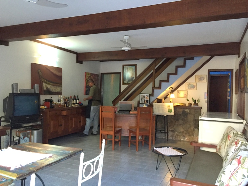 o restaurante fica em uma casa , próxima à Praia dos Anjos