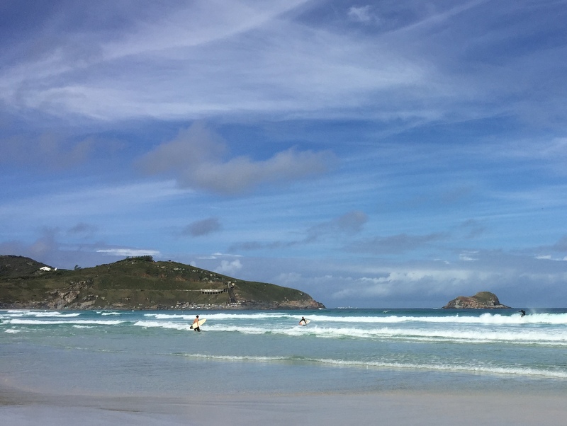 por ter ondas, a praia é point de surfistas 