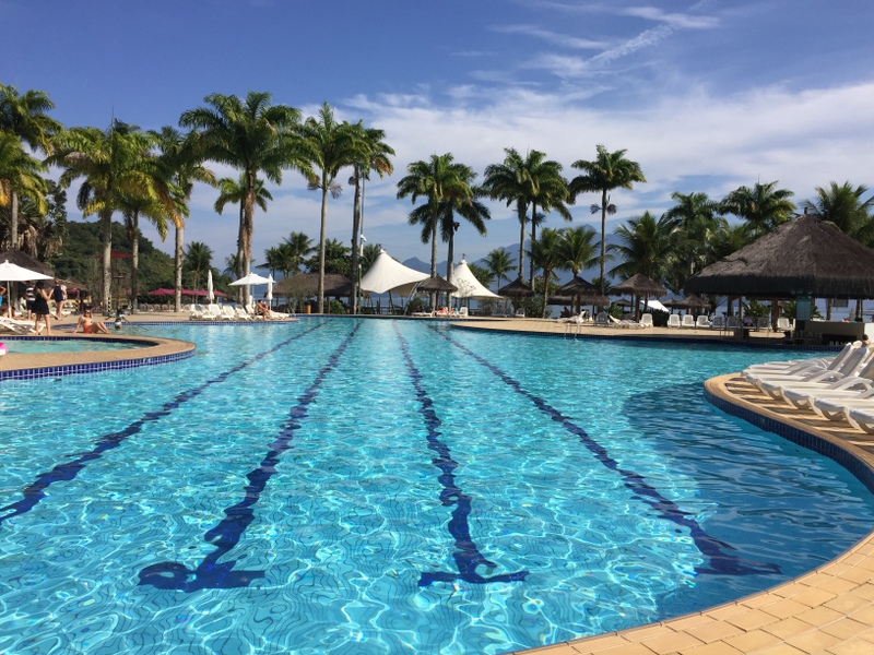 a piscina principal tem uma parte com raias, outra com rede de vôlei, é gigante 