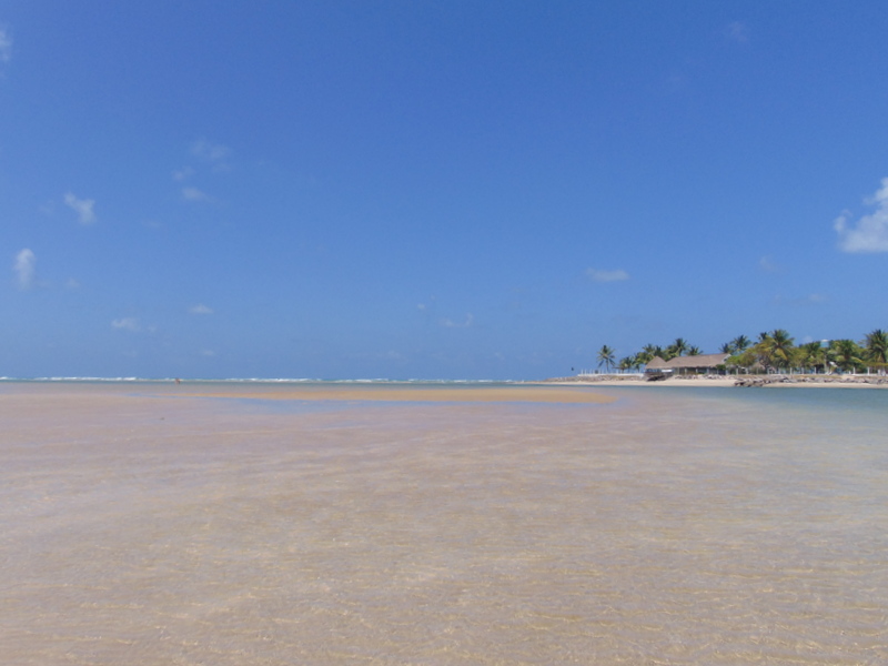 o encontro das águas do rio Maracaípe com o mar 