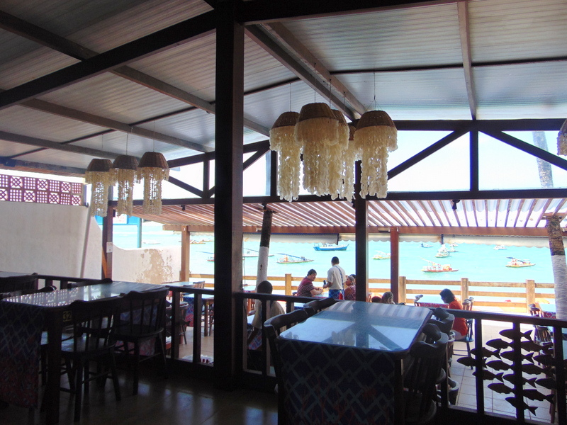 o mar é o enorme "quadro" que decora o restaurante 