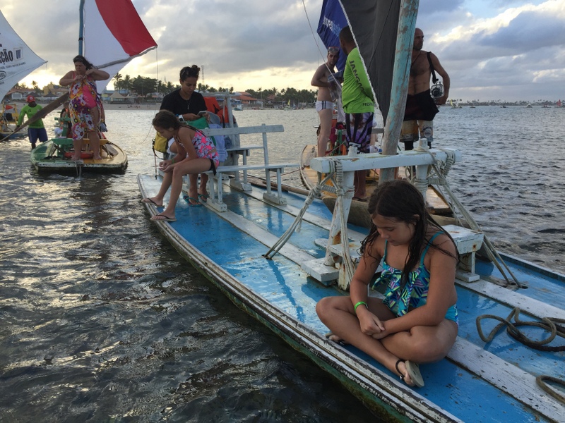 meninas na jangada olhando os peixes