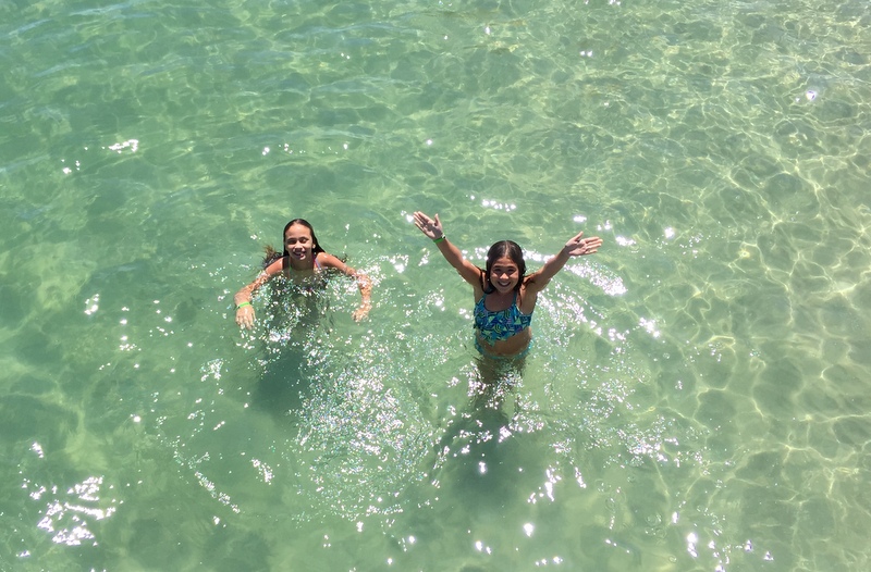 meninas nas piscinas naturais de Carneiros