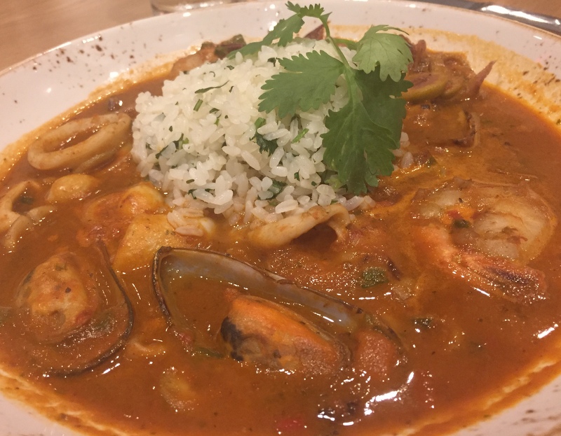 arroz com frutos do mar no jantar 