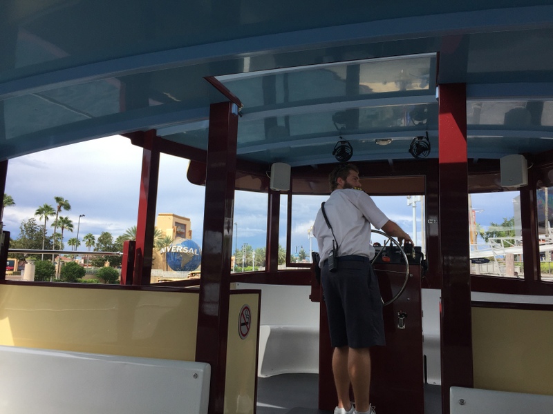 chegando no CityWalk de taxi aquático 