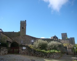 Casas do Côro e as ruínas do castelo de Marialva atrás